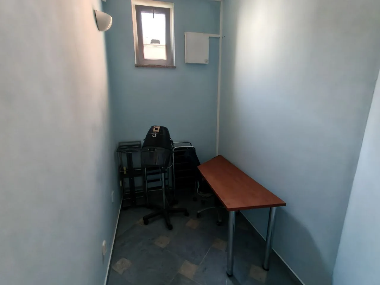 Oddzielne pomieszczenie pomocnicze z oknem w pawilonie usługowym