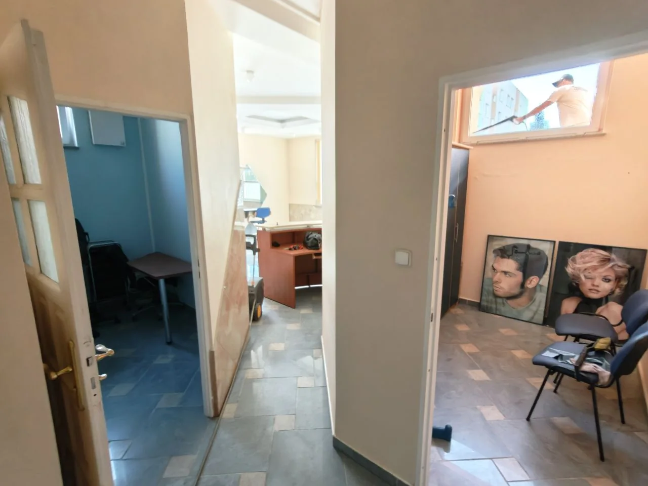 Przejście z głównej sali do dwóch pomieszczeń zaplecza