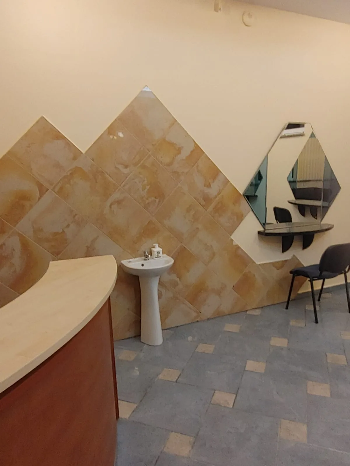 Dodatkowy widok wnętrza dawnego salonu fryzjerskiego