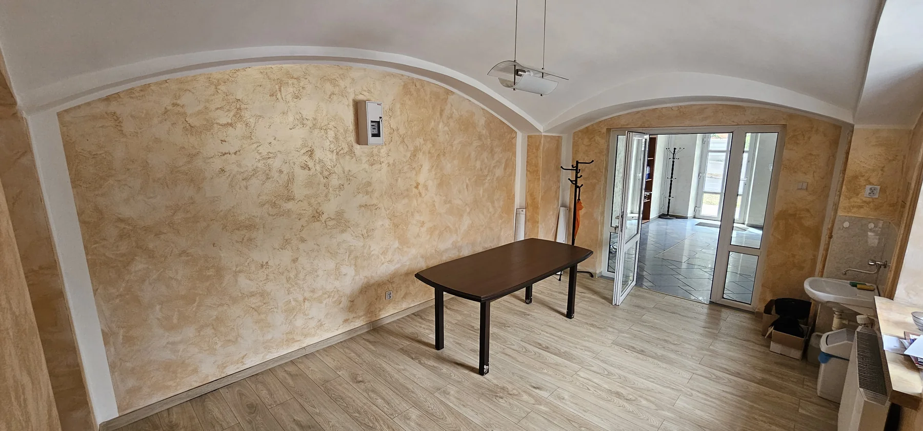 Nowa podłoga w drugim pomieszczeniu lokalu przy ulicy Świdnickiej 24