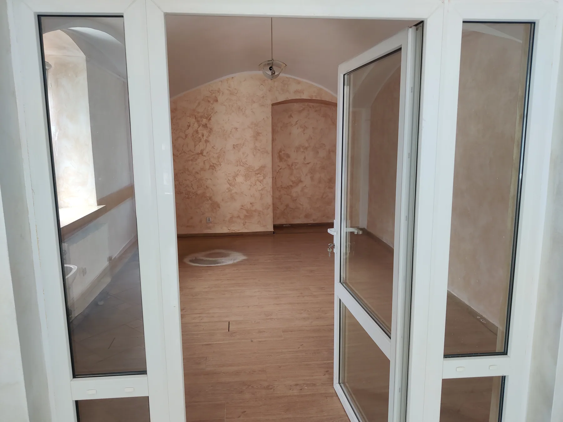 Przejście pomiędzy pomieszczeniami lokalu na parterze przy Świdnickiej 24