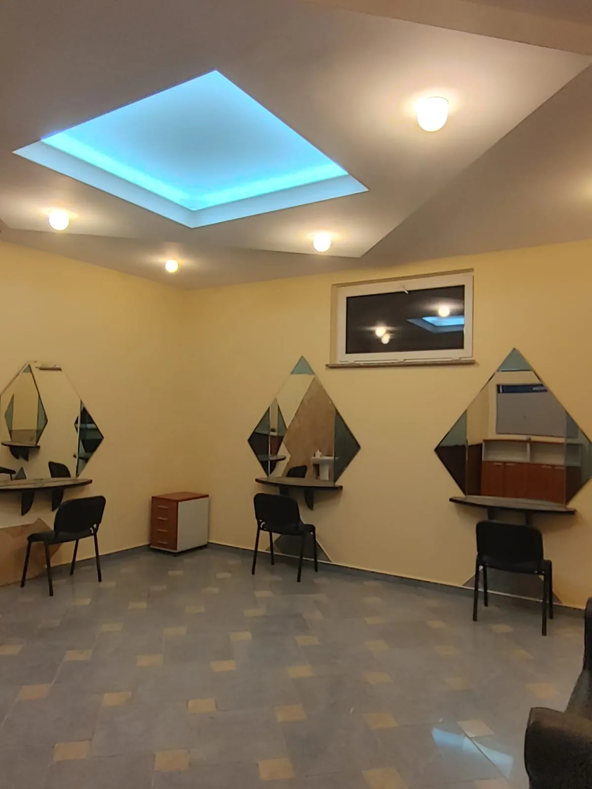 Wnętrze lokalu usługowego po salonie fryzjerskim na osiedlu Różanym 35E w Dzierżoniowie
